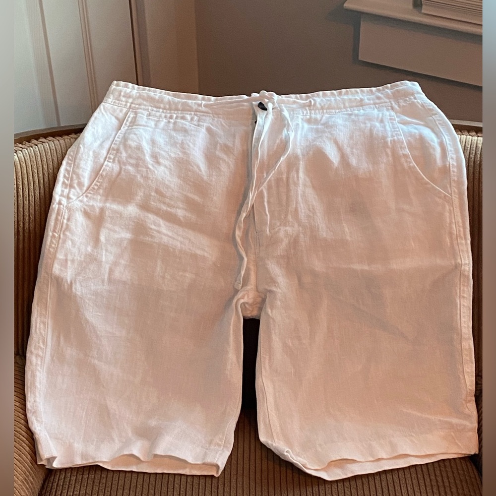 NWT Report Heritage Collection, 100% sift Linen, white shorts. Size 31.